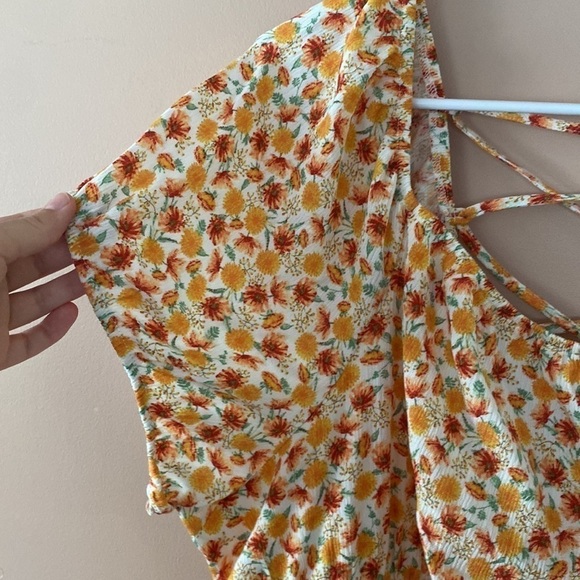 Floral tie back top - Picture 2 of 7